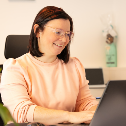 Sylvia Seidel am Schreibtisch